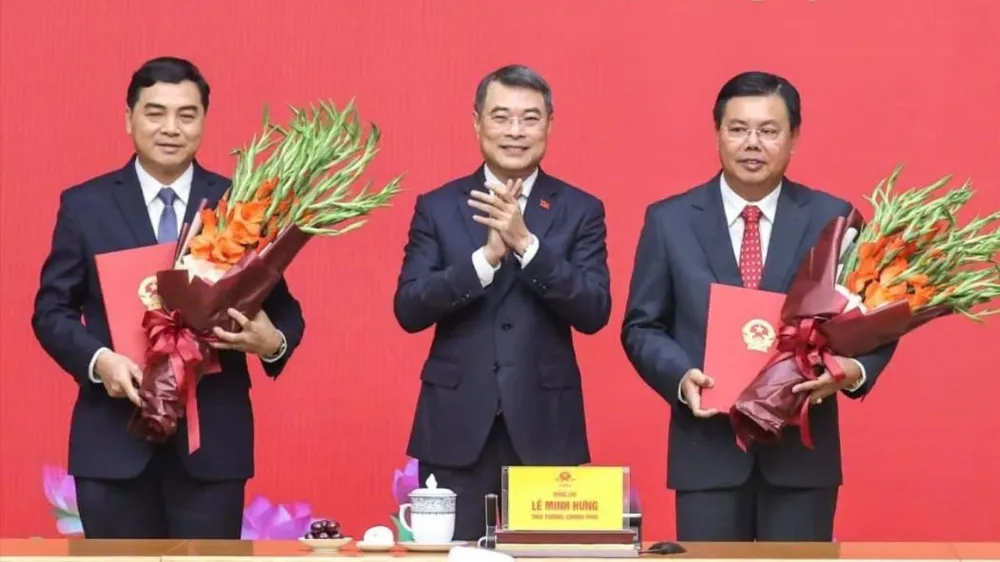 Thủ tướng trao quyết định giao Quyền Bộ trưởng Bộ Nội vụ và bổ nhiệm Thứ trưởng Thường trực Bộ Dân tộc và Tôn giáo