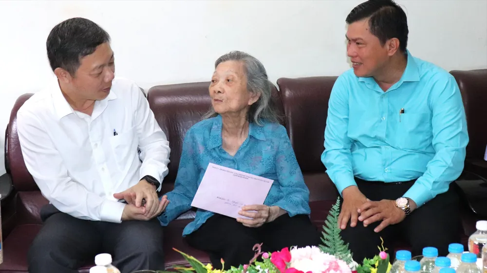 Lãnh đạo TPHCM thăm, tri ân người có công