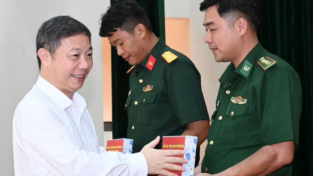 Lãnh đạo TPHCM thăm, động viên lực lượng vũ trang ở Côn Đảo
