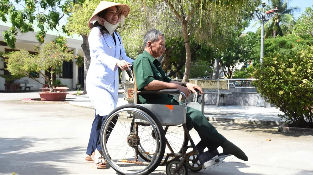 Bác sĩ Trung tâm Điều dưỡng Thương binh và Người có công Long Đất chăm sóc thương binh. Ảnh: NGUYỄN NAM