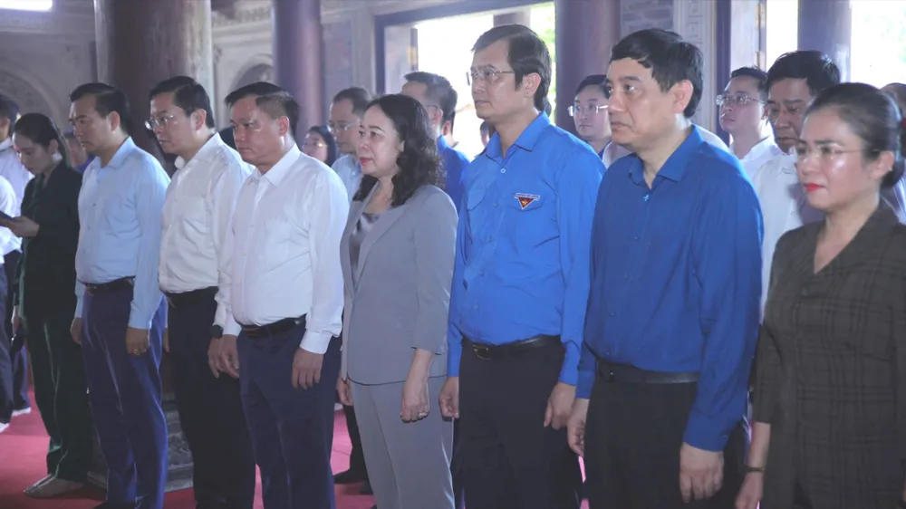 Phó Chủ tịch nước Võ Thị Ánh Xuân dâng hương tại Khu di tích Truông Bồn