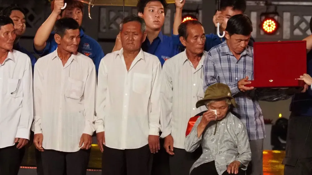 Xúc động khoảnh khắc trao trả hồ sơ kỷ vật của liệt sĩ Huỳnh Văn Quên cho gia đình 