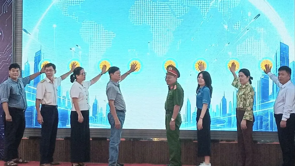 Người dân trải nghiệm nhiều dịch vụ tại Ngày hội Công dân số ở phường Tam Bình