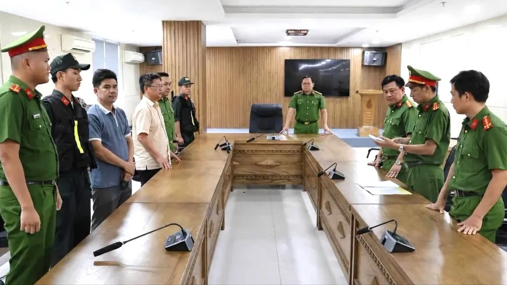 Cơ quan điều tra công bố lệnh khởi tố các đối tượng. Ảnh: Công an TP Đà Nẵng
