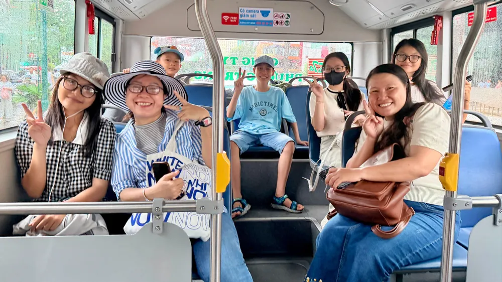 Gia đình chị Triệu Thị Hương Thủy (tỉnh An Giang) lựa chọn xe buýt để tham quan, khám phá nhiều điểm đến tại TPHCM trong chuyến du lịch hè (ẢNH: HOÀNG HÙNG)