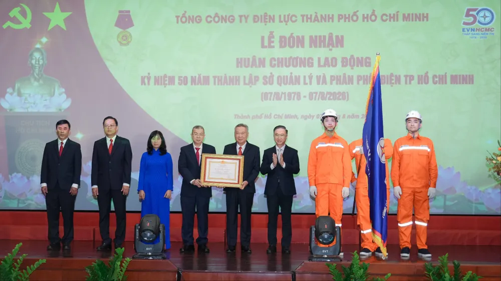 Tổng Công ty Điện lực TPHCM đón nhận Huân chương Lao động hạng ba 