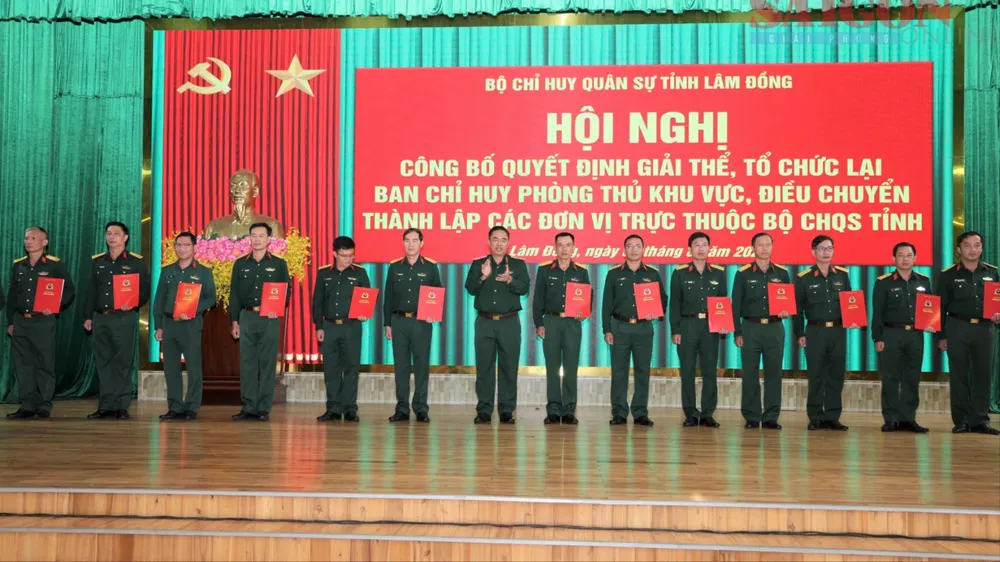Trao quyết định điều động cán bộ thuộc Bộ Chỉ huy quân sự tỉnh Lâm Đồng. Ảnh: ĐOÀN KIÊN