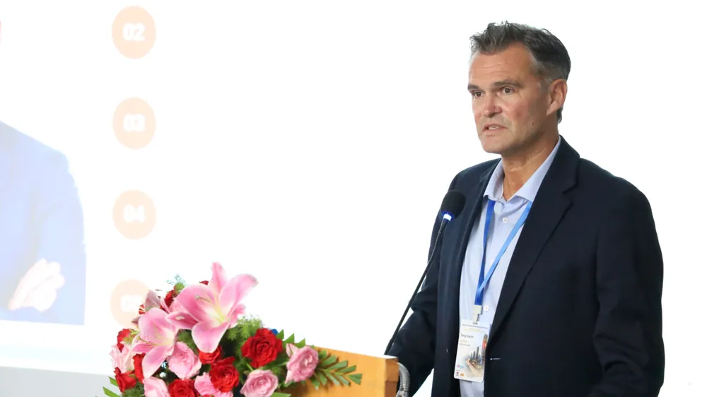 Ông Tony Sacre, Chủ tịch kiêm Giám đốc điều hành Hiệp hội các Công ty kiểm toán, kế toán tư vấn toàn cầu Allinial Global phát biểu tại hội nghị. Ảnh MINH XUÂN