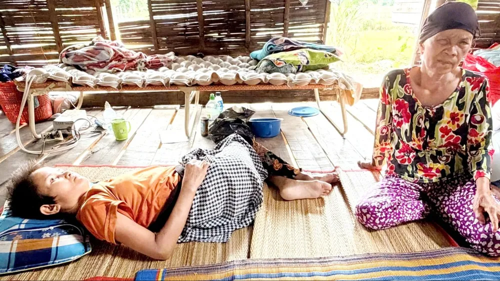 Bà Ksor H’Biak và con gái (ẢNH: TRẦN THƯƠNG)
