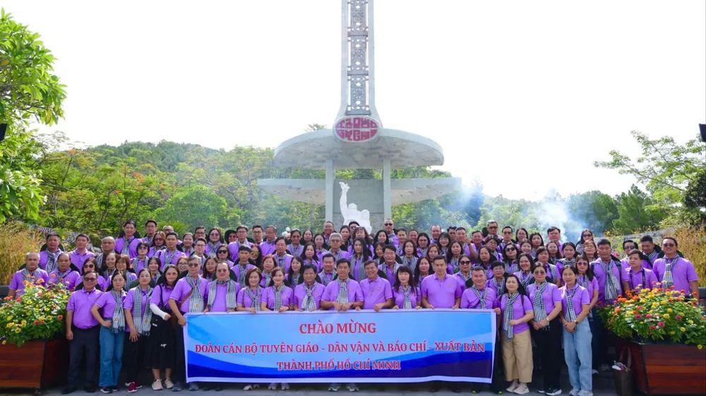 "Hành trình tri ân - Về miền đất lửa" của cán bộ tuyên giáo - dân vận và báo chí TPHCM