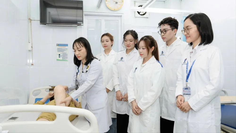 Giảng viên Trường ĐH Nguyễn Tất Thành hướng dẫn sinh viên ngành Điều dưỡng học thực hành. Ảnh: THANH HÙNG