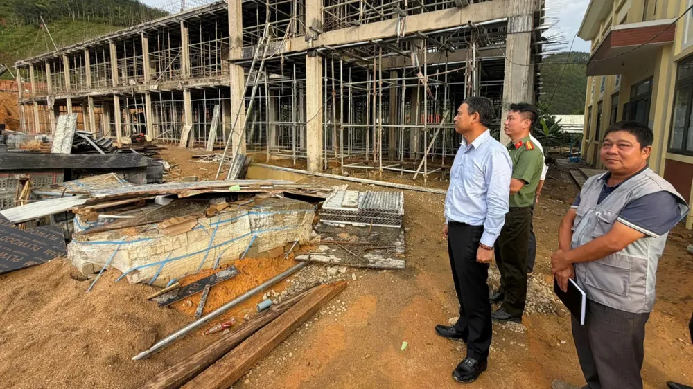 Ông Hồ Kỳ Minh, Phó Chủ tịch Thường trực UBND TP Đà Nẵng kiểm tra tiến độ xây dựng trường phổ thông nội trú liên cấp