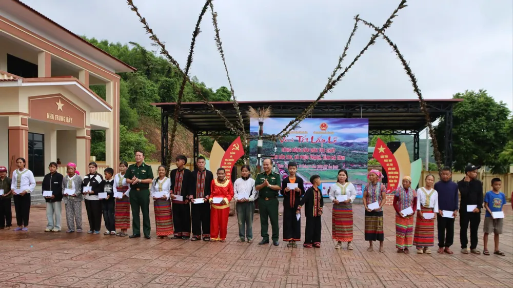 Trao quà cho bà con dân tộc Chứt tại chương trình Tết Lấp lỗ