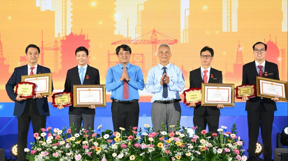 Đồng chí Đặng Ngọc Tùng và đồng chí Bùi Thanh Nhân chúc mừng các gương đoạt Giải thưởng Tôn Đức Thắng lần thứ 26. Ảnh: VIỆT DŨNG