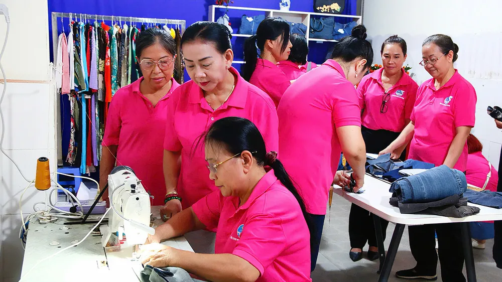 Biến quần áo cũ thành “quỹ yêu thương” 