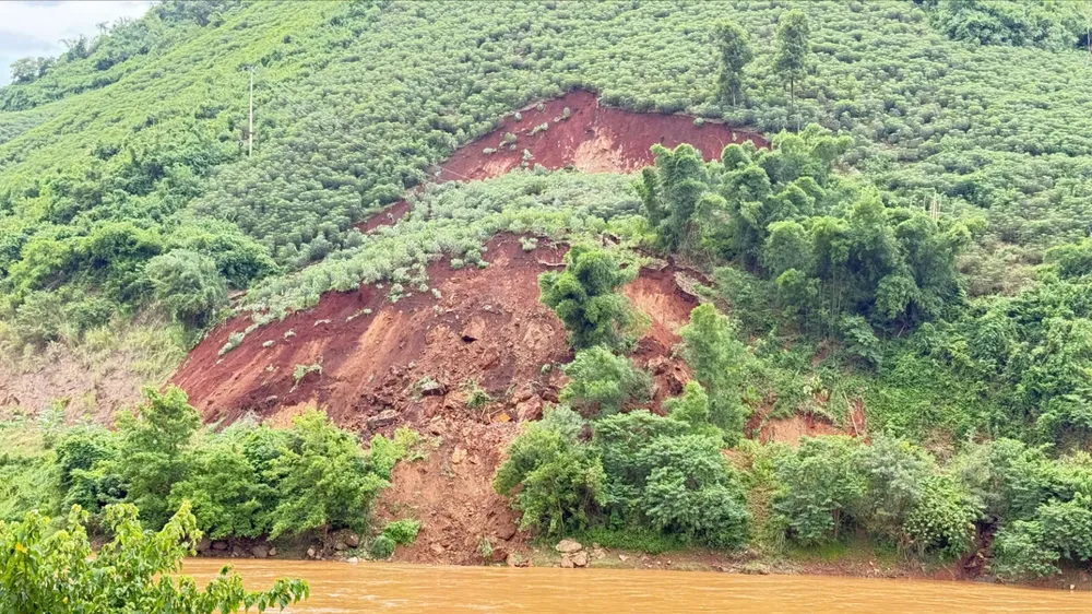 Thanh Hóa: Sạt lở hơn 160.000m³ đất đá, chia cắt giao thông