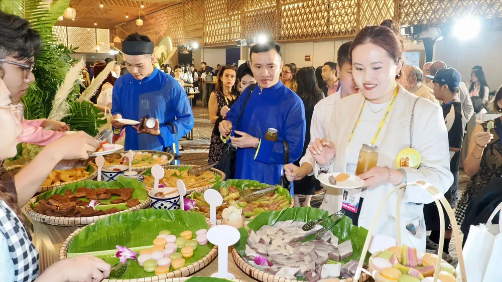 Các đại biểu thưởng thức ẩm thực tại chương trình Đêm Việt Nam. Ảnh: HOÀNG HÙNG