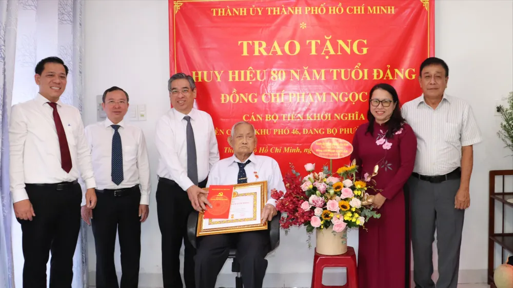 Phó Bí thư Thành ủy TPHCM Nguyễn Phước Lộc trao Huy hiệu 80 năm tuổi Đảng đến cán bộ lão thành 99 tuổi