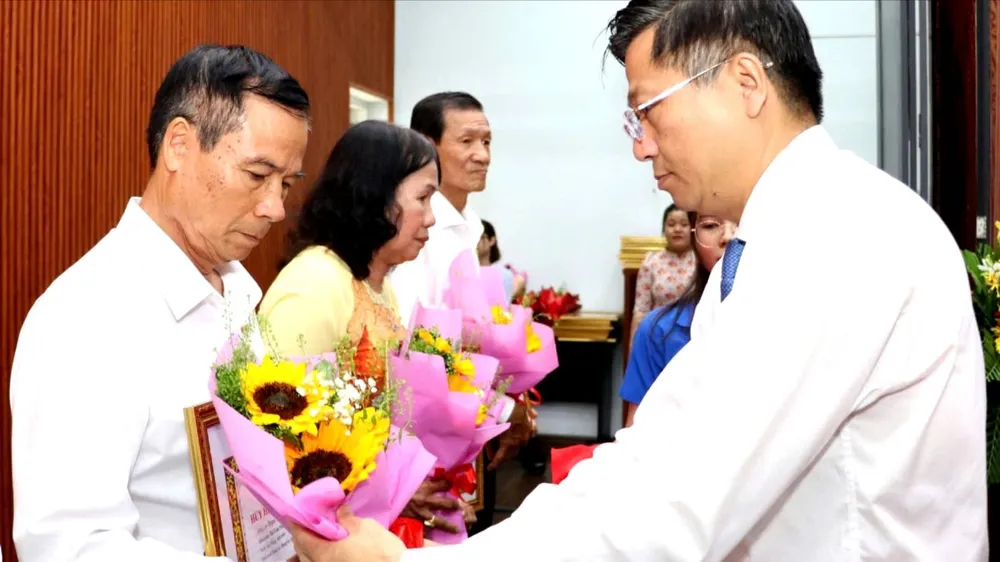 Đồng chí Trần Văn Tuấn trao Huy hiệu Đảng đến đảng viên xã Đông Thạnh