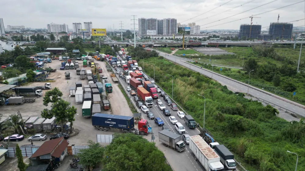 Cửa ngõ phía Đông TPHCM ùn ứ kéo dài 10km ngày đầu nghỉ lễ 2-9