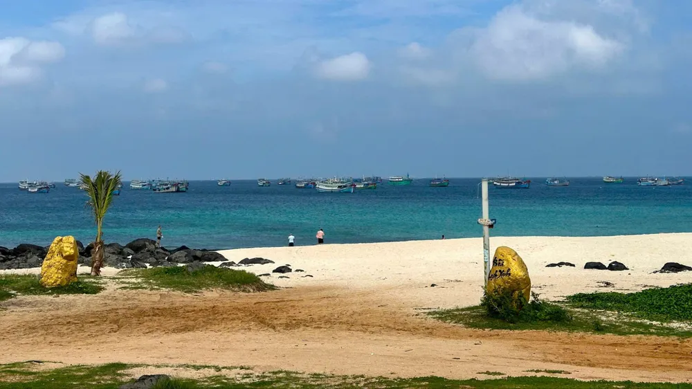 Bãi biển Hải Lăng trên đảo Phú Quý (tỉnh Lâm Đồng) thưa thớt khách du lịch