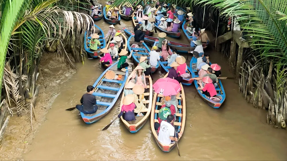 Du khách thích thú trải nghiệm xuồng ba lá, xe ngựa trên cồn Thới Sơn 