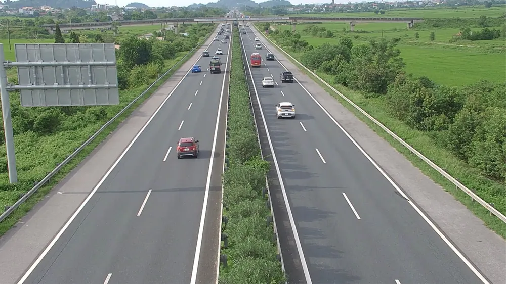 Lượng xe về Hà Nội tăng cao, CSGT cho xe đi ngược chiều trên cao tốc Cao Bồ - Pháp Vân