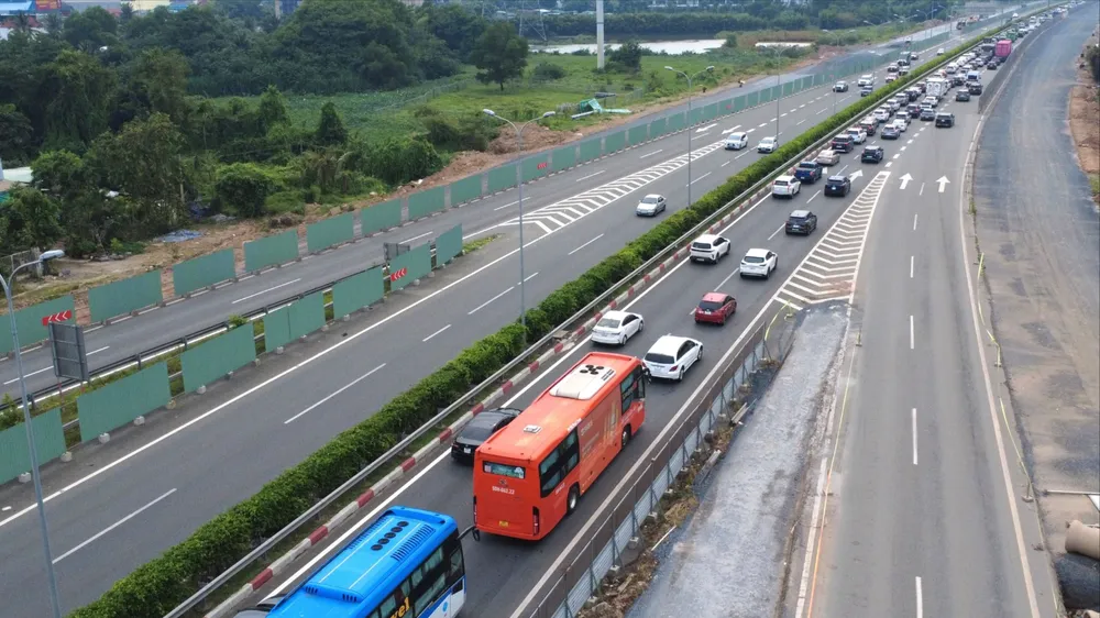 Các phương tiện nối đuôi nhau trên cao tốc TPHCM - Long Thành - Dầu Giây hướng về TPHCM chiều 1-9. Ảnh PHÚ NGÂN.