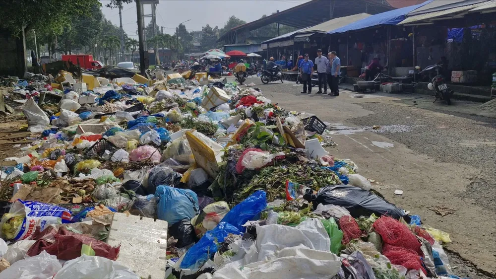Rác thải tràn lan đường phố Bảo Lộc, do địa phương chưa tái ký hợp đồng với đơn vị xử lý