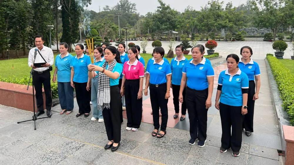 Hội Liên hiệp Phụ nữ TPHCM tri ân các Anh hùng liệt sĩ tại Côn Đảo