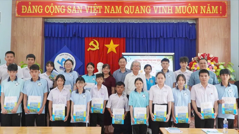 Trao học bổng, lan tỏa văn hóa đọc đến học sinh “đất võ” Bình Định