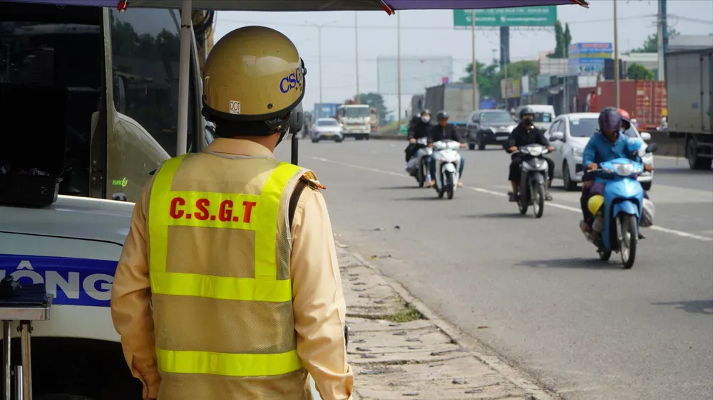 Lực lượng cảnh sát giao thông kiểm tra, xử lý vi phạm về an toàn giao thông trên quốc lộ 51. Ảnh: PHÚ NGÂN