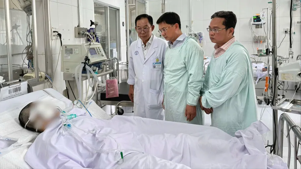 Lãnh đạo TPHCM thăm nạn nhân vụ cháy tại phường Chợ Lớn 
