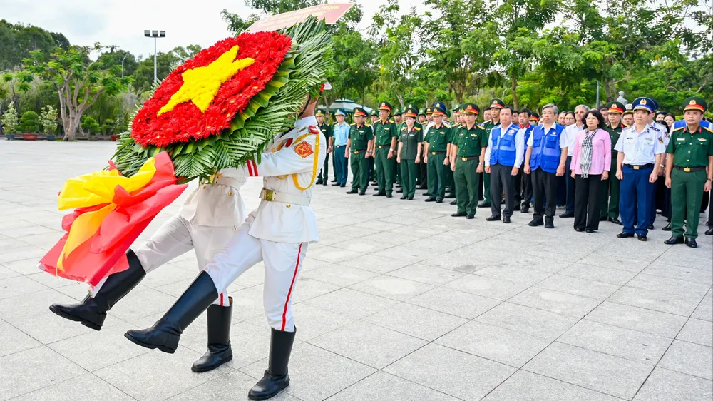 Đoàn công tác Trung ương và TPHCM dâng hương Anh hùng liệt sĩ tại Côn Đảo