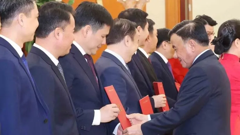 Hội nghị công bố 12 quyết định của Bộ Chính trị, Ban Bí thư về công tác cán bộ