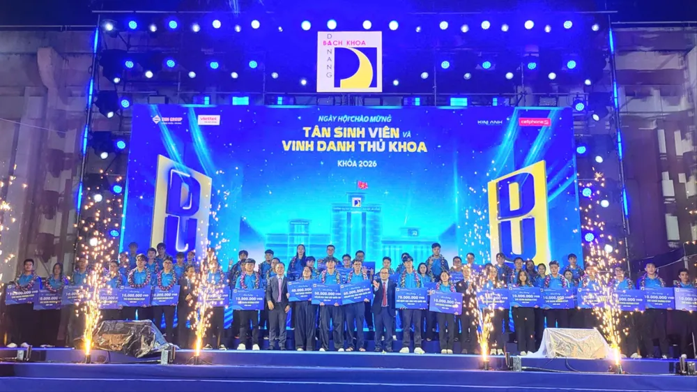 Nhà trường vinh danh và trao học bổng cho những tân sinh viên có thành tích nổi bật. Ảnh: XUÂN QUỲNH