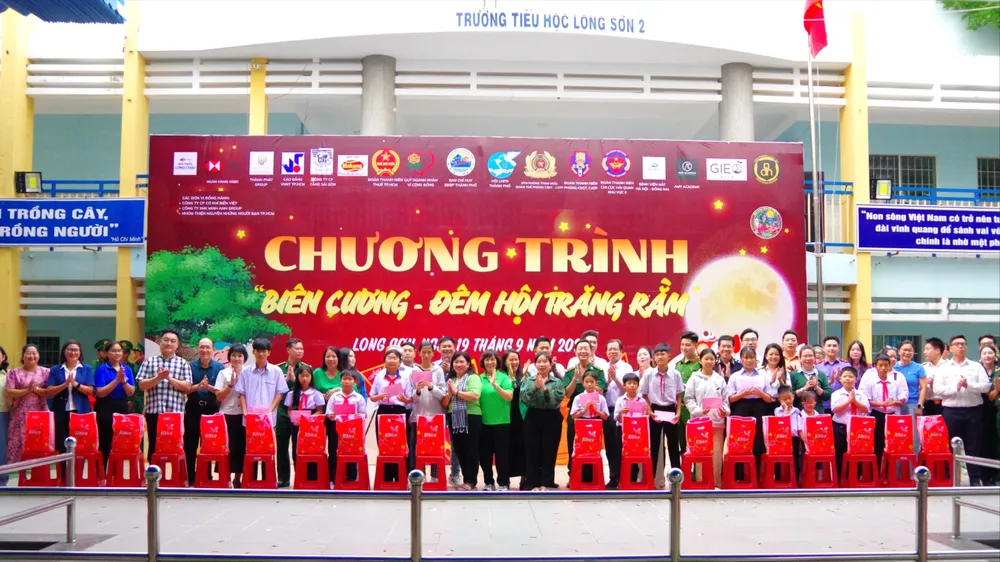 Trao 300 phần quà Trung thu đến trẻ em vùng biển