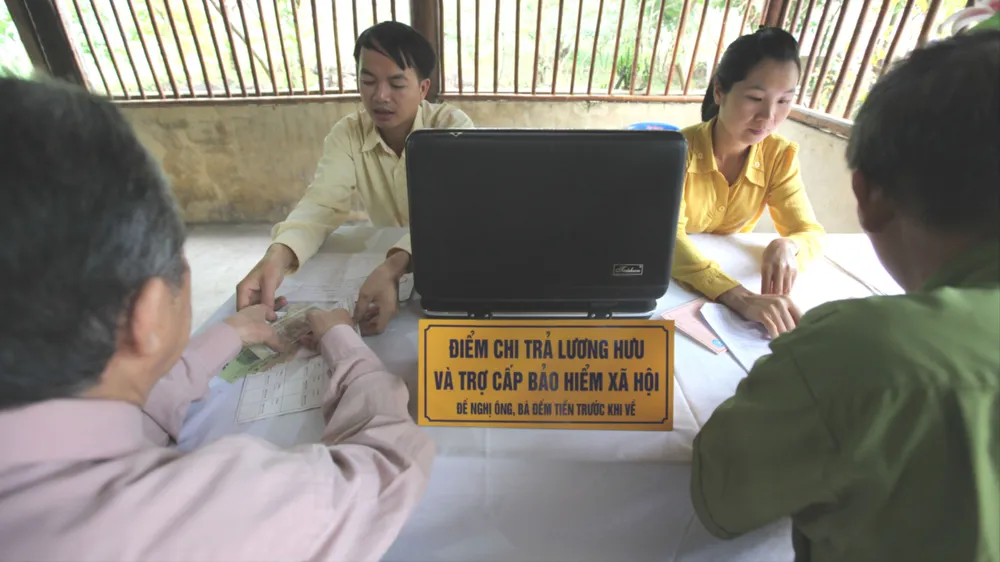 Có trường hợp nhân viên chi trả lương hưu, trợ cấp BHXH ký nhận thay người hưởng