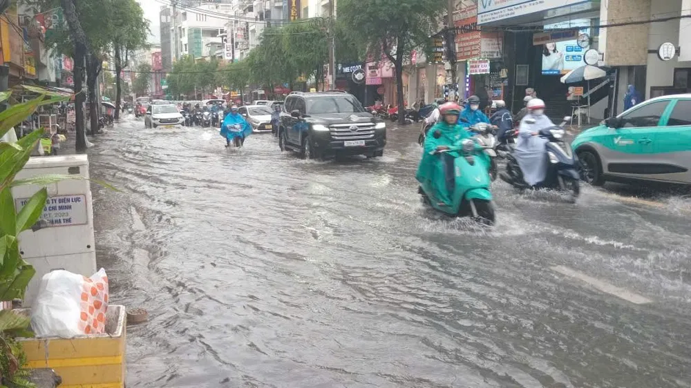 Rằm tháng 8, triều cường vượt báo động 3