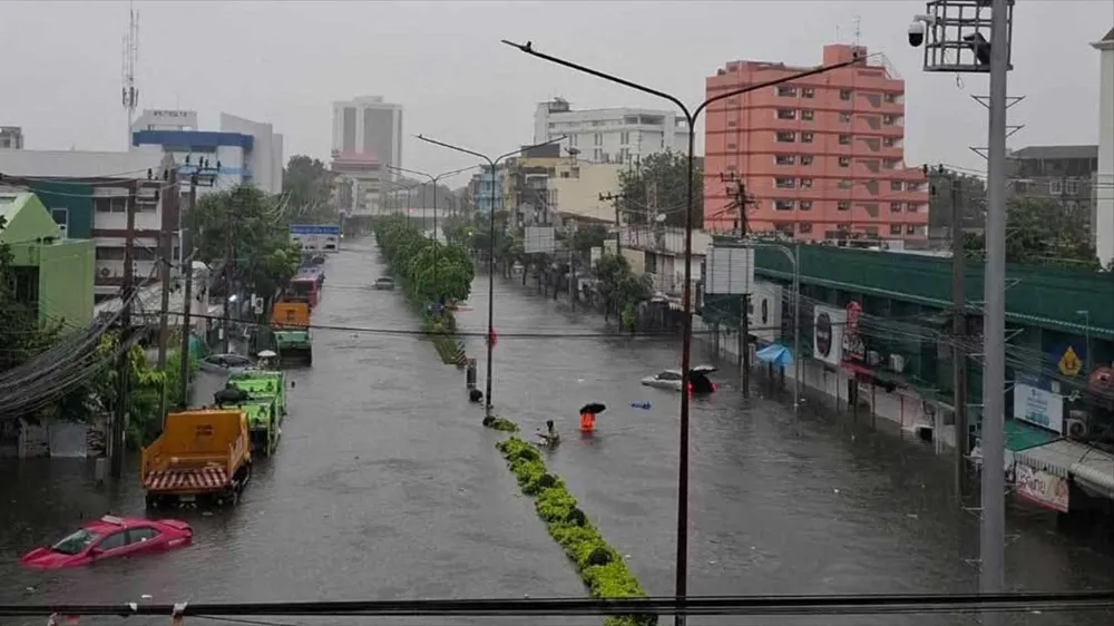 Mưa lớn kéo dài gây ngập lụt tại thủ đô Bangkok, Thái Lan. Ảnh: NUTHAWAT WICHIEANBUT/BANGKOK POST 