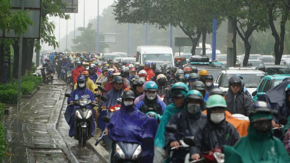 Sáng 30-9, mưa lớn, đường ngập, giao thông ùn ứ khắp nơi