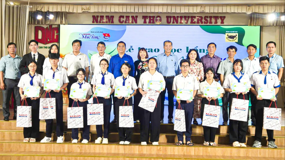Báo Sài Gòn Giải Phóng trao học bổng "Vì tương lai Việt Nam" tại TP Cần Thơ