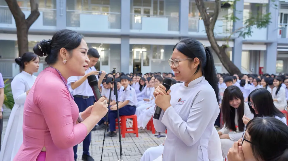 Tiến sĩ tâm lý Tô Nhi A trò chuyện với học sinh trong chương trình "Bí mật tuổi chúng mình" tổ chức tại Trường THPT Bà Điểm năm 2025