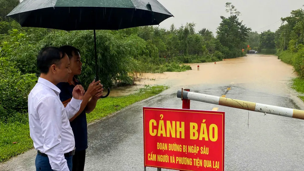 Tuyến quốc lộ 15 qua thôn Phúc Thịnh, xã Phúc Trạch bị ngập, giao thông chia cắt