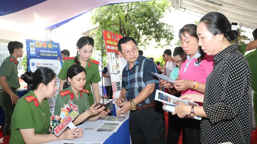 Ra quân hướng dẫn người dân sử dụng VNeID, nhận diện hành vi lừa đảo 