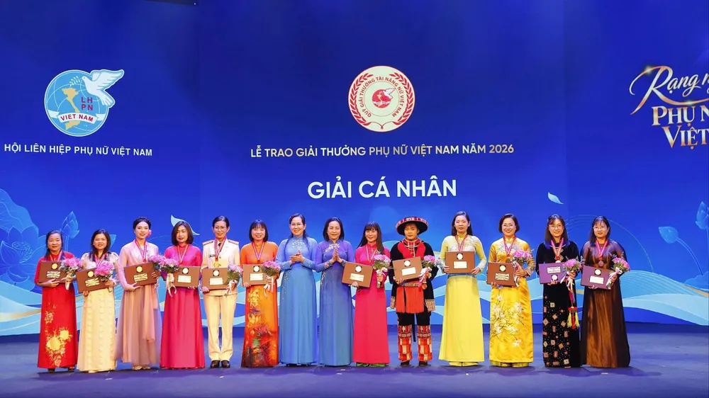 Phó Chủ tịch Quốc hội Nguyễn Thị Thanh trao Giải thưởng Phụ nữ Việt Nam đến 12 cá nhân xuất sắc. Ảnh: HÀ NGUYỄN