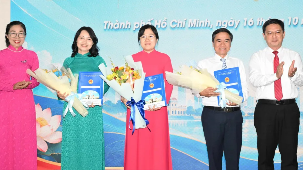 TPHCM: Trao quyết định bổ nhiệm cán bộ quản lý của 15 trường cao đẳng