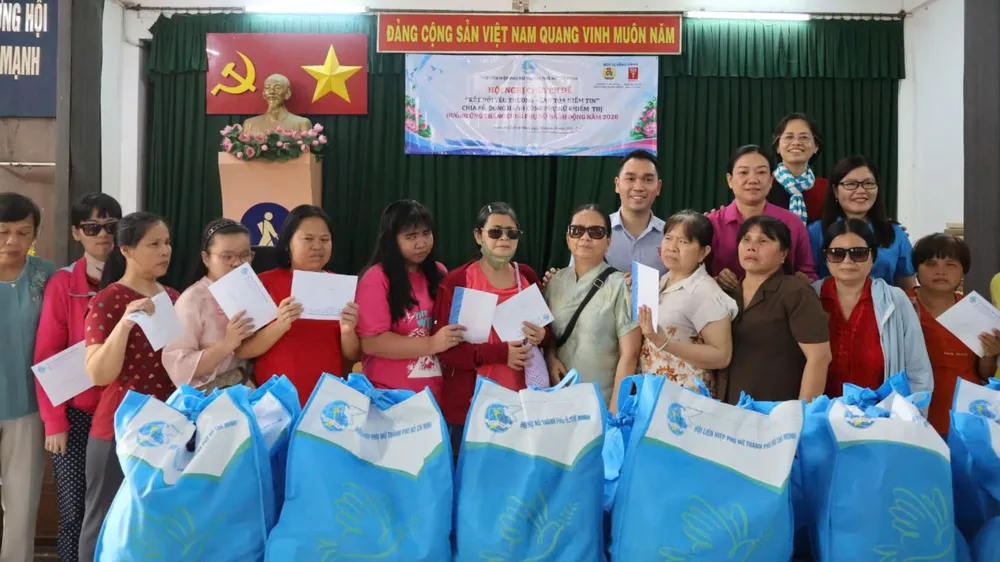 Người yếu thế được nhận quà. Ảnh: HỒNG ĐÀO