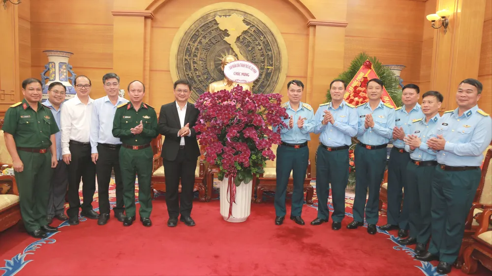 Lãnh đạo TPHCM thăm, chúc mừng Quân chủng Phòng không - Không quân