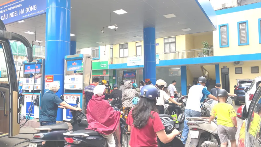 Xăng E10RON95-III có giá mới là 25.734 đồng/lít. Ảnh: PHÚC HẬU